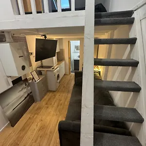 Duplex 3 Minute Drive From Luton Airport Apartment
