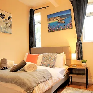 Ensuite Near Luton Station Homestay