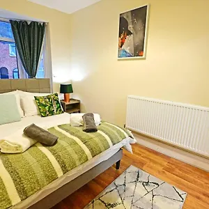 Modern - Near Luton Station Apartment