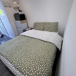 Enjoy The Comfort At Self-contained With Free Parking - Near Luton Airport Apartment