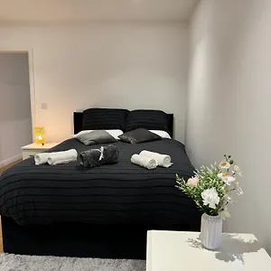 Near Luton Airport And Train Station Apartment